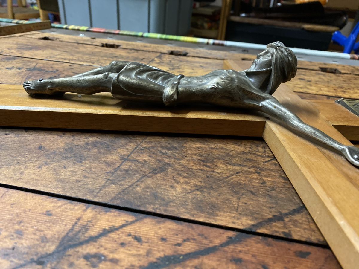 Statuette: Crocifisso da parete in legno e metallo – Usato da Capolago venduto da chi_2v5h 3