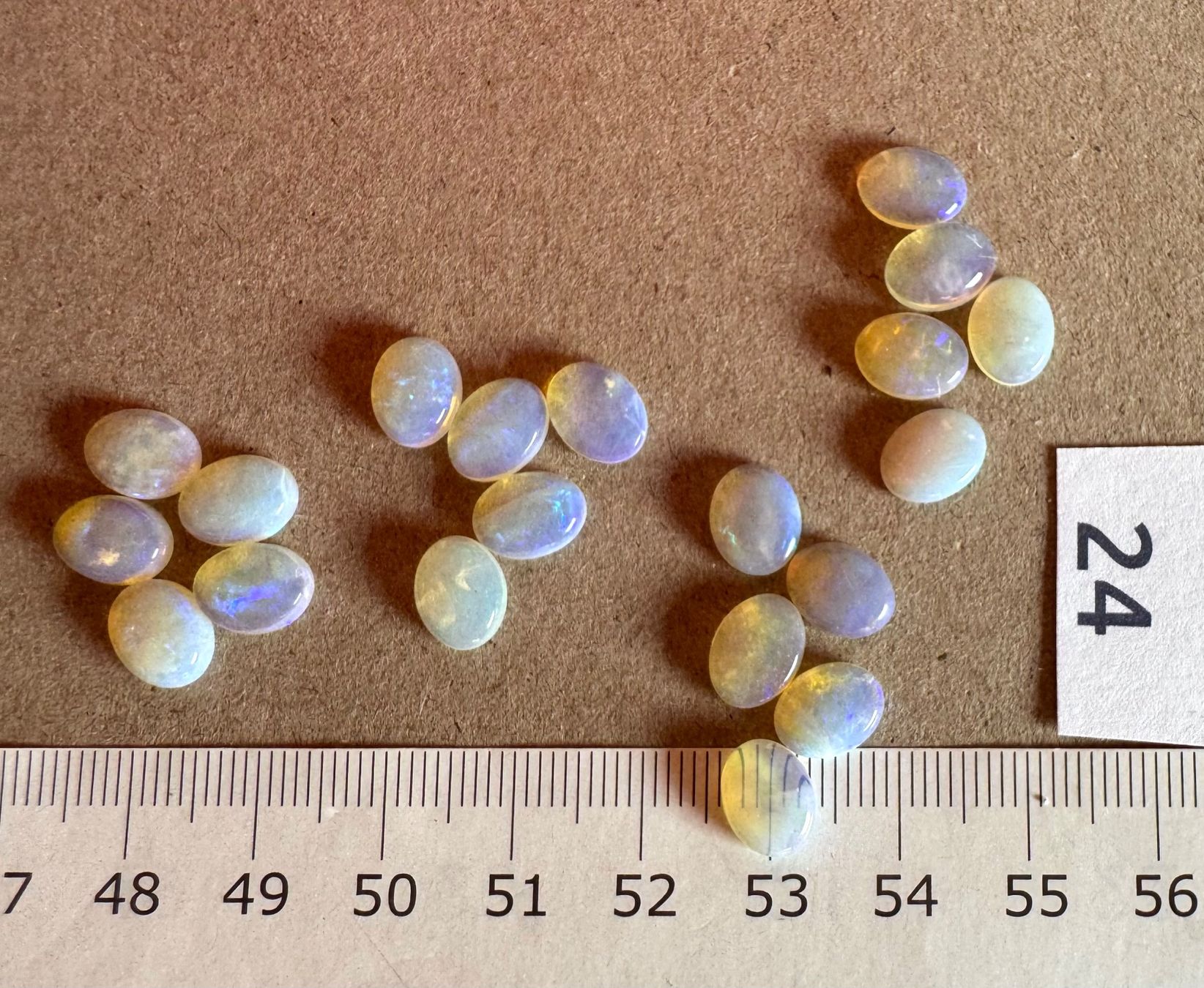 Fossili: 20 Stk  Cabochons Opal echt winzig neu   oval 7x9mm  solid – Nuovo e nell'imballaggio originale da Leuggern venduto da gemshow 9