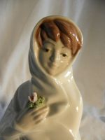 Wunderschöne Keramikfigur einer junge Frau mit Umhangtuch
