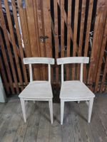 2 Stühle aus weiß lackiertem Holz