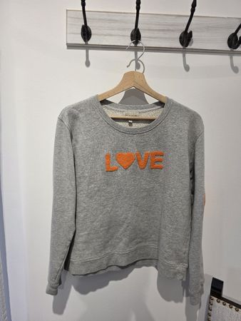 Grauer Pullover mit orangem Schriftzug LOVE Grösse M
