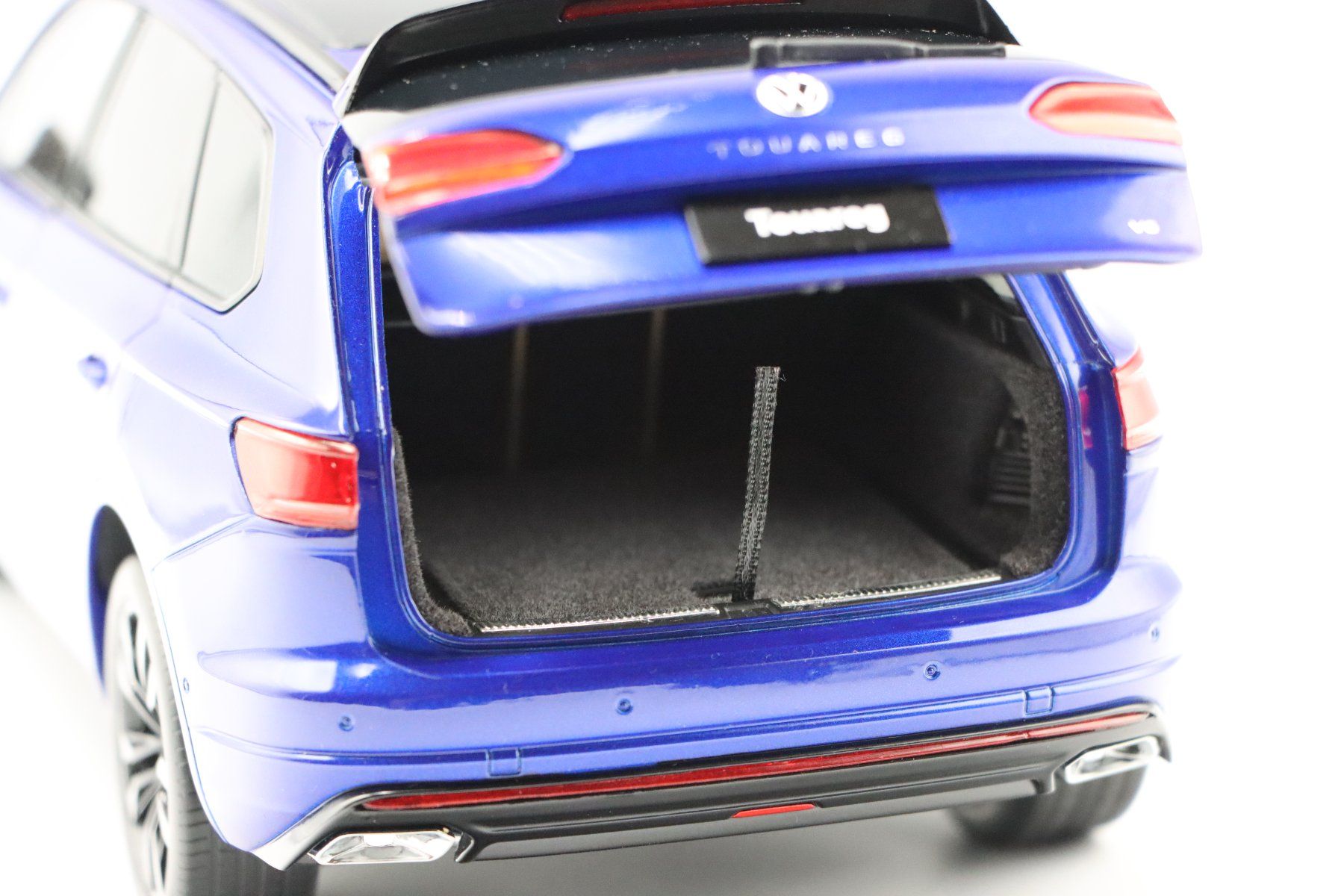 Volkswagen Modellini d'auto: VW Touareg 2018 1:18 Paudi Model – Nuovo e nell'imballaggio originale da Bühl b.Aarberg venduto da modelldiecast 7