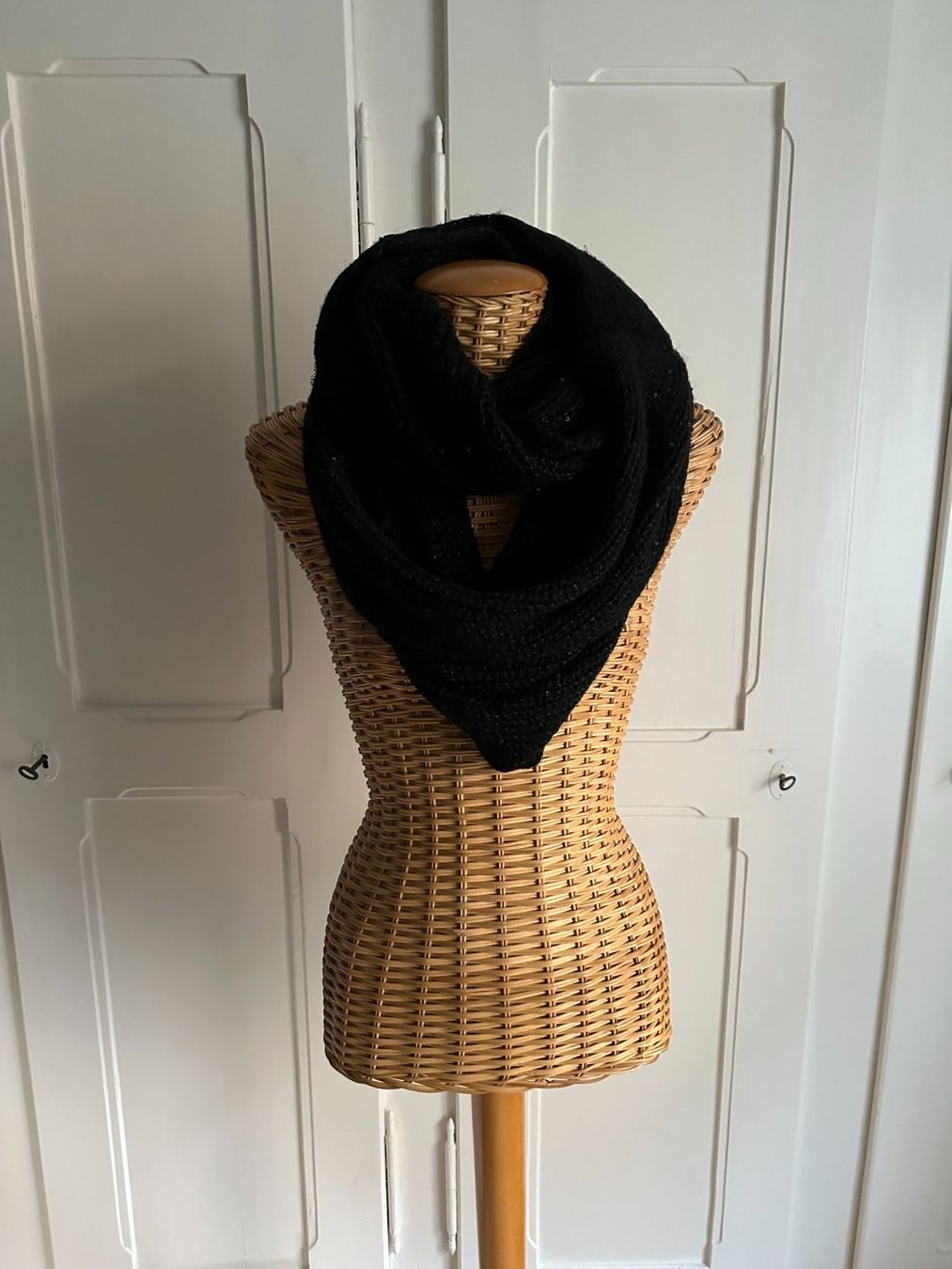 H&M Foulard & Sciarpe: Strick Loop Schlauchschal schwarz – Usato da Zürich venduto da Diazaio