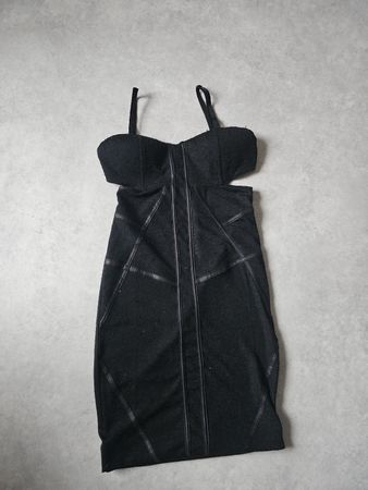 Robe noire taille M - Chic et élégante pour l'été!