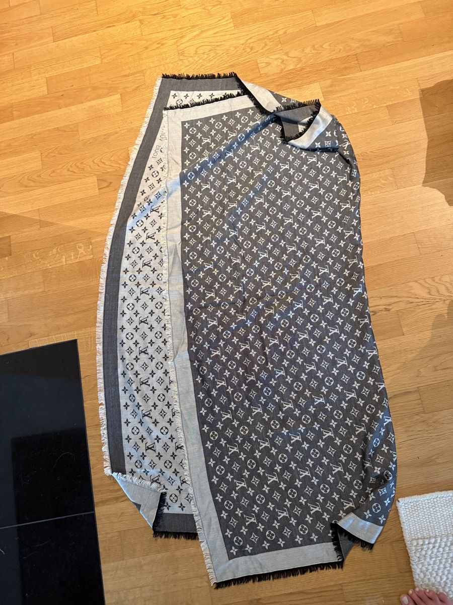 Louis Vuitton Foulard & Sciarpe: LV Monogram Scarf - Great Condition – Usato da Kilchberg venduto da anloufra 1