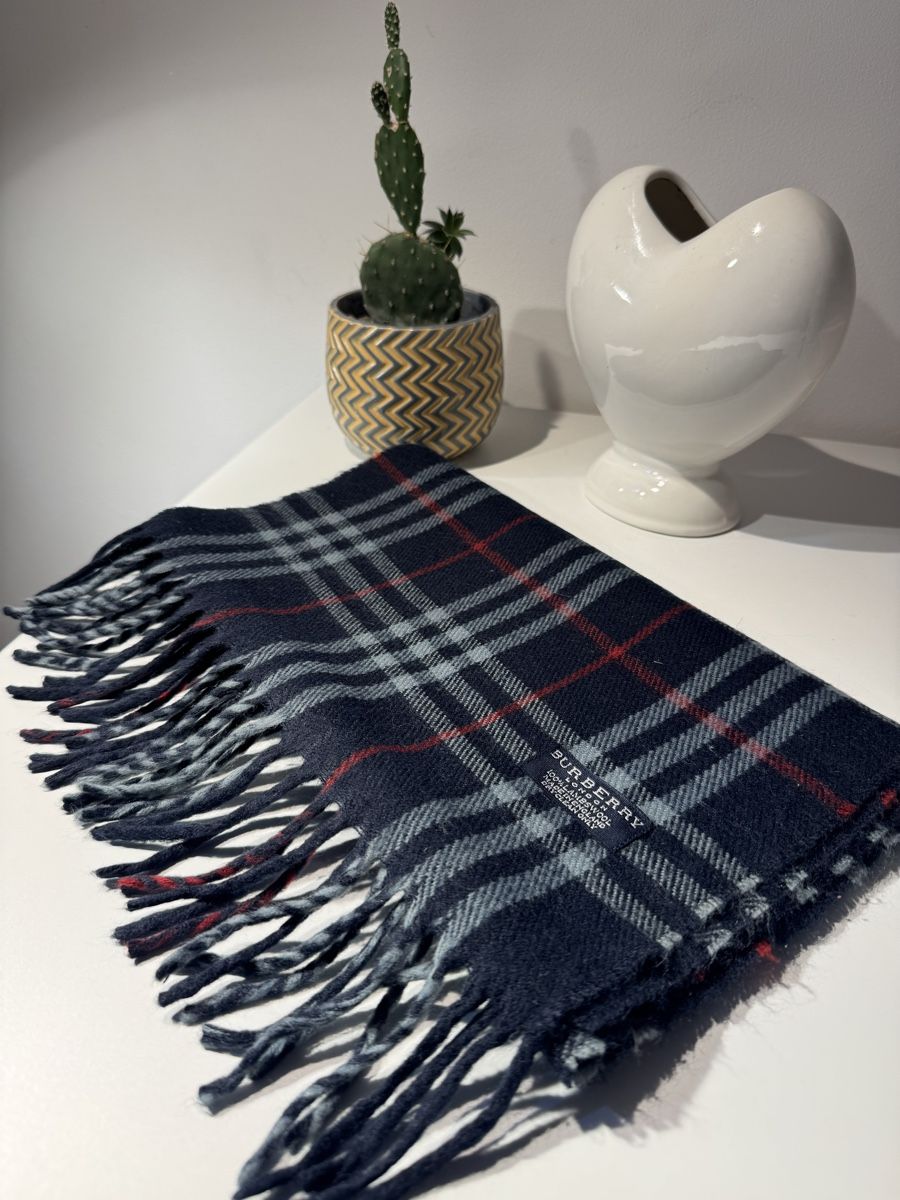 Burberry Foulard & Sciarpe: Écharpe Burberry originale – Usato da St-Maurice venduto da Nikitas_P