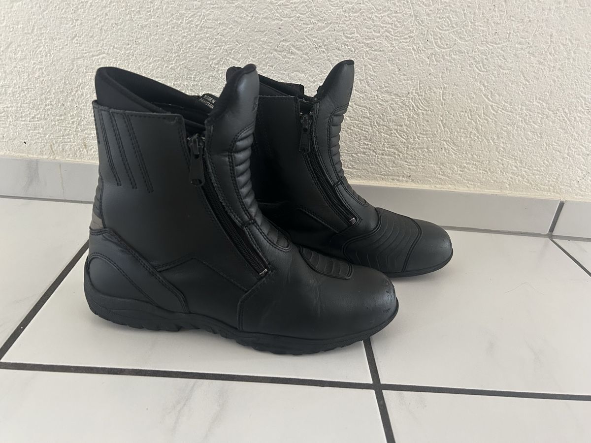 Scarpe da uomo: Bilt Motorcycle Boots Black Leather Zip-up Touring Boot – Nuovo (secondo la descrizione) da Merenschwand venduto da Tiff_LiveLife_555 1