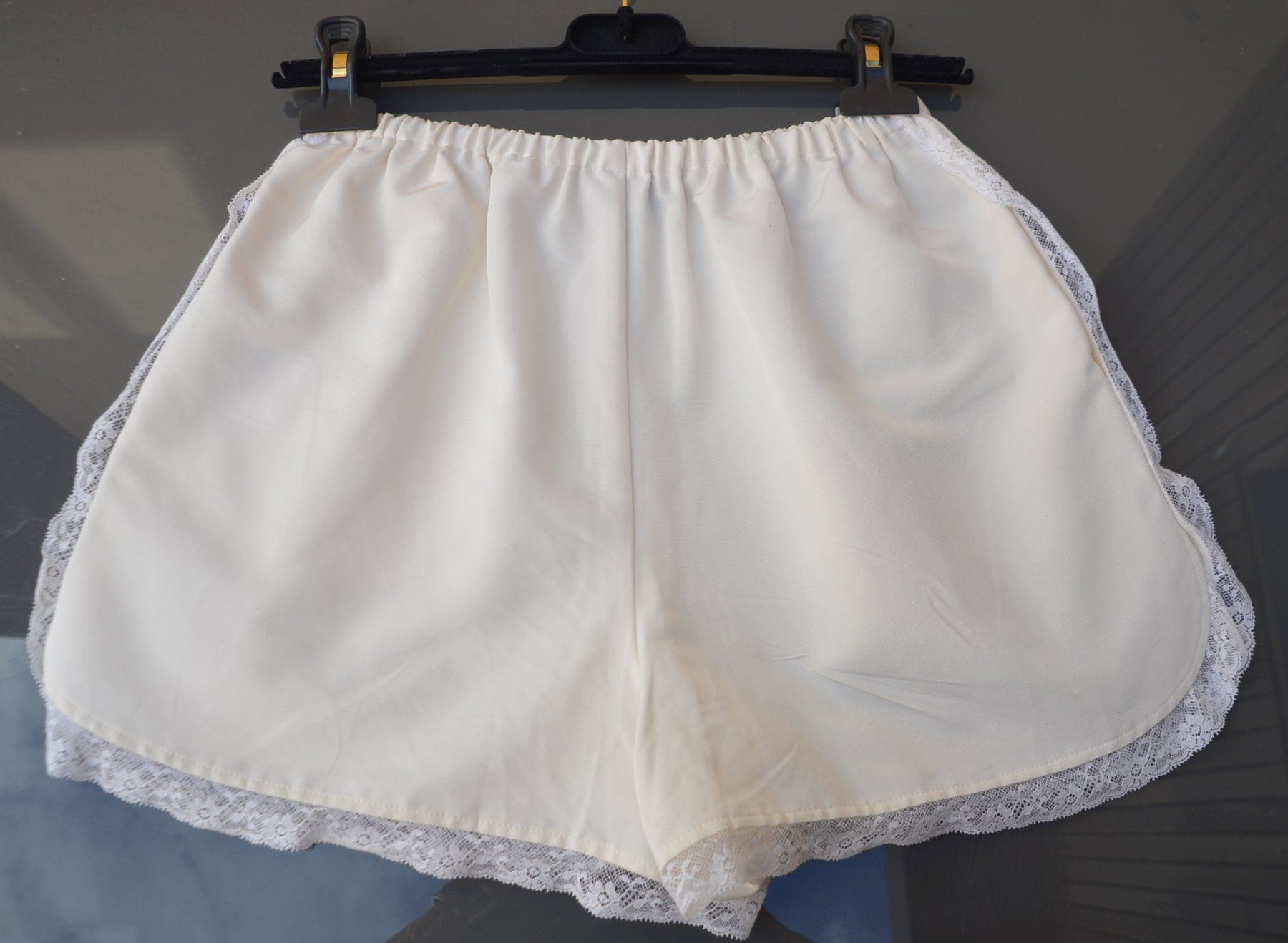 Chanel Pantaloni: Chanel Shorts .36 – Usato da Collonges venduto da Auganien 3