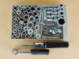 Werkzeugkasten mit Steckschluesseln & Ratschen