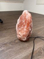 Himalaya Salzlampe Naturstein mit Holzsockel gebraucht