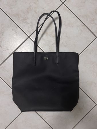Sac cabas Lacoste noir, élégant et spacieux.