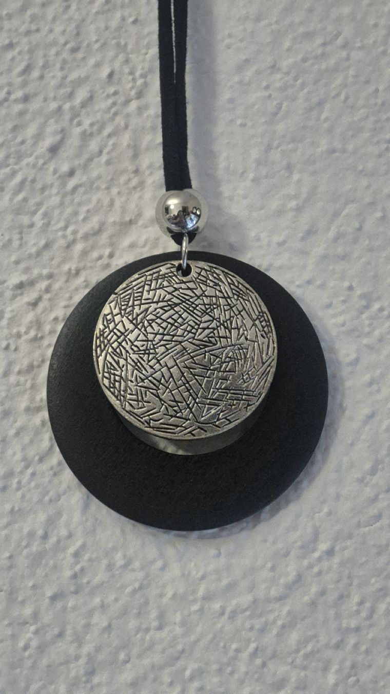 Catenine: Collana donna ciondolo rotondo nero e argento – Nuovo (secondo la descrizione) da Giubiasco venduto da Stefaniav