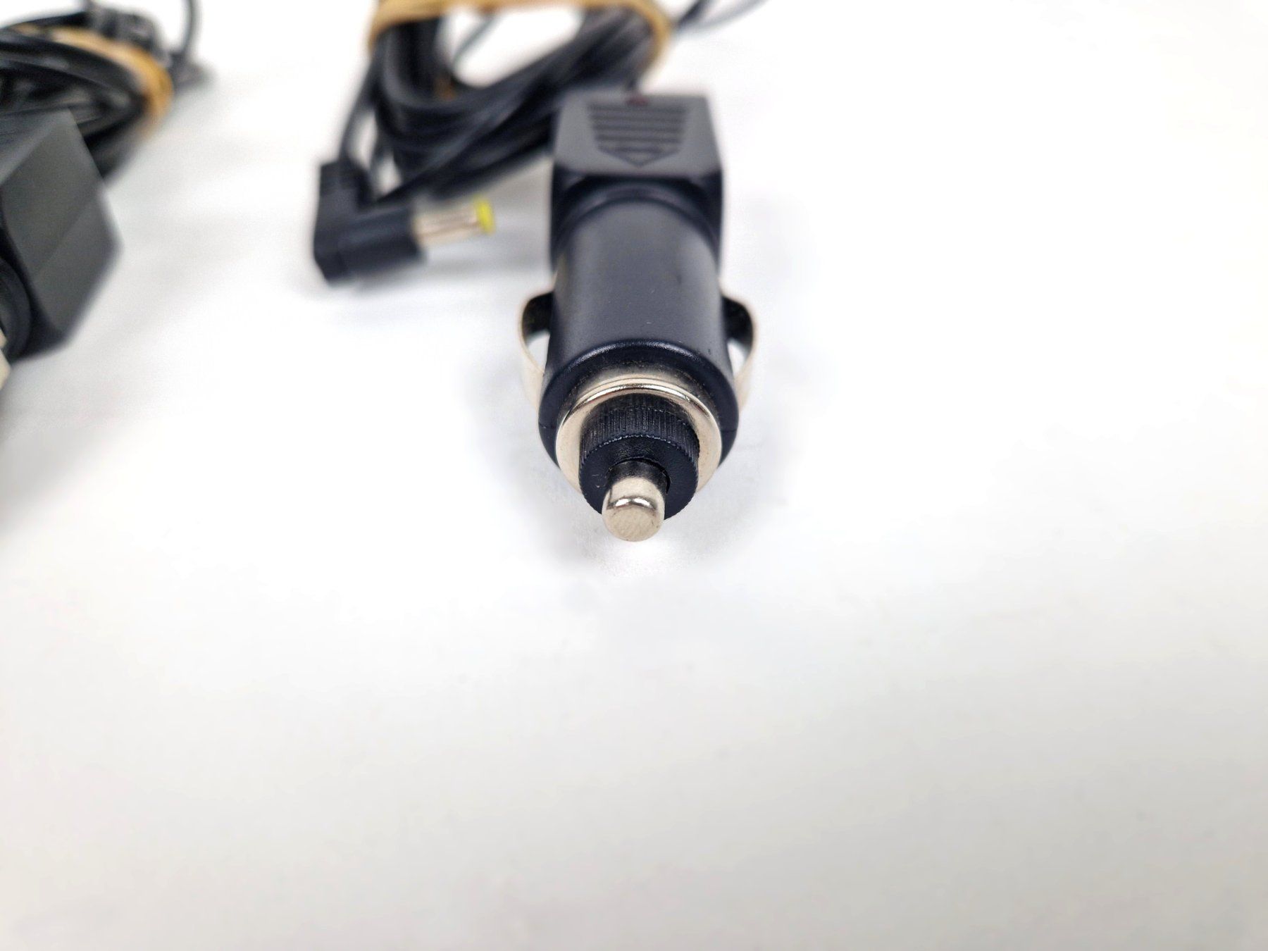 Cavi: 2 x 12V-KFZ-Ladekabel mit DC-Hohlstecker – Usato da Basel venduto da Restwert_Basel 3