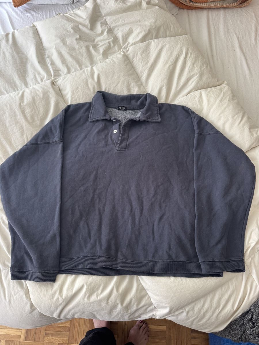 Brandy Melville Pullover & Sweatshirts: Pull-over Brandy Melville gris col à boutons état correct – Gebraucht aus Genève von lejardindesvetements
