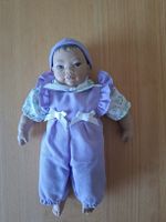 Künstlerpuppe von Heidi Ott, "die Kleinen", mit lila Kleid