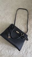Elegante schwarze Ledertasche von Navyboot mit Schultergurt 