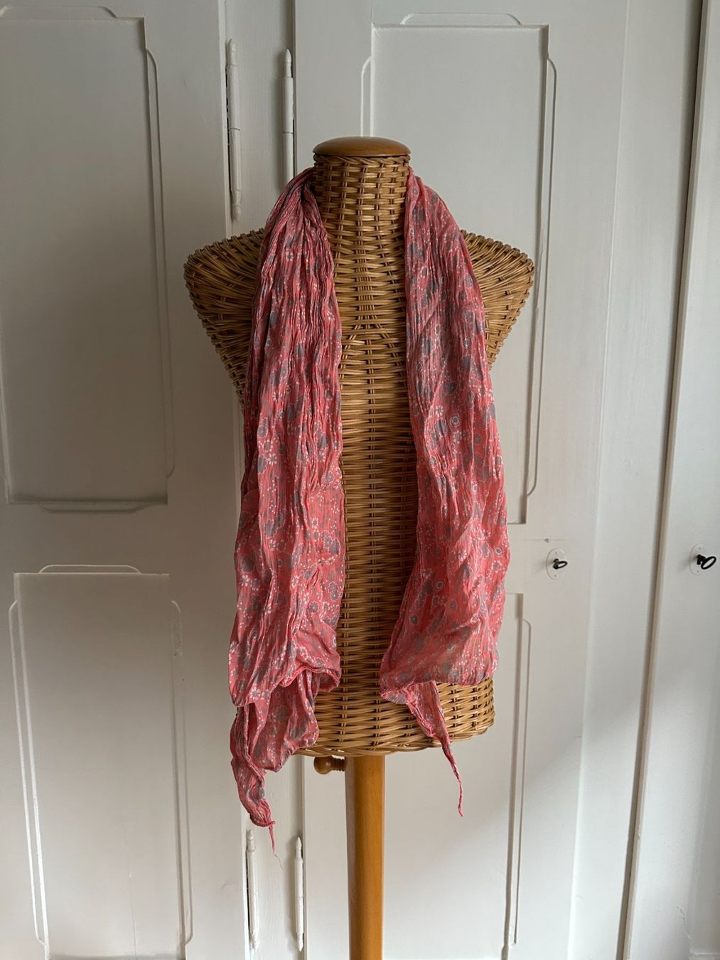 Foulards & écharpes: Schal Tuch rosa geblümt – D'occasion à Zürich par Diazaio