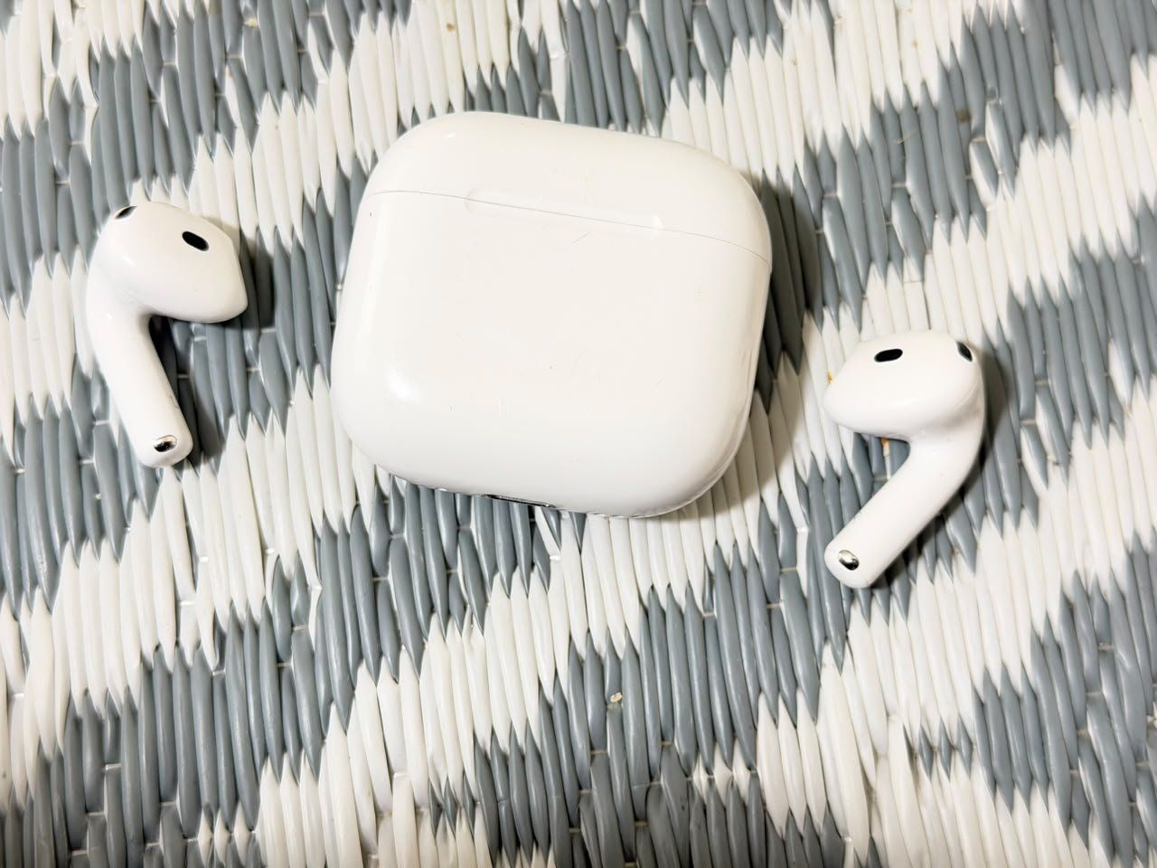 Apple Cuffie: Apple AirPods 4 – Usato da Zürich venduto da rob_b2gy