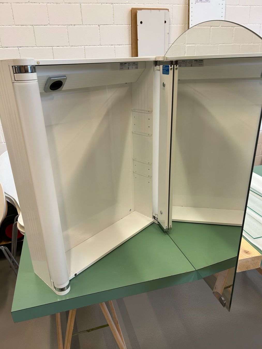 Armadietti a specchio: Spiegelschrank – Usato da Rotkreuz venduto da Fairerpreis 3