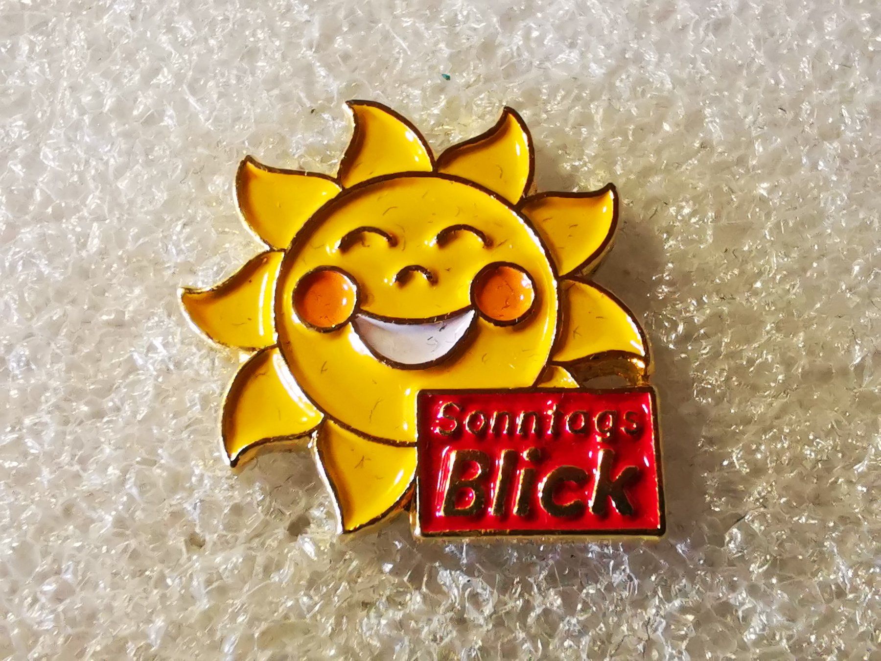 Plaketten & Abzeichen: Ansteckpin 147: Sonntagsblick – Gebraucht aus Oppligen von Pin-Fall-Shop