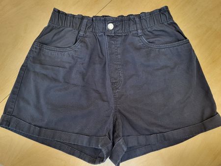 Short H&M noir, taille M, idéal pour l'été! ☀️😎