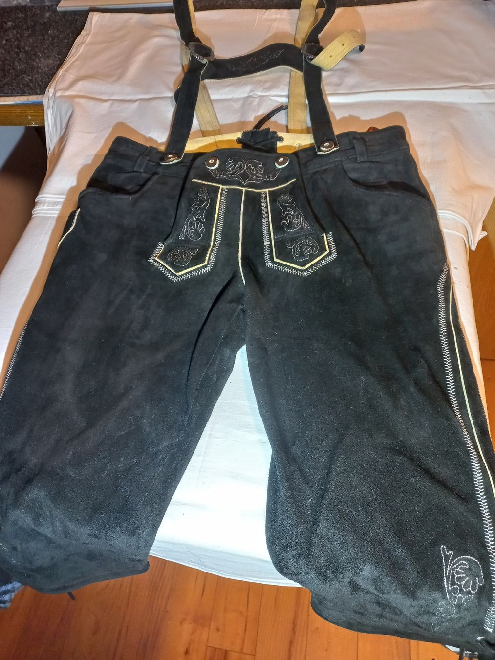 Pantalons: Lederhosen mit Socken – D'occasion à Schwarzenberg LU par Trommelhund01