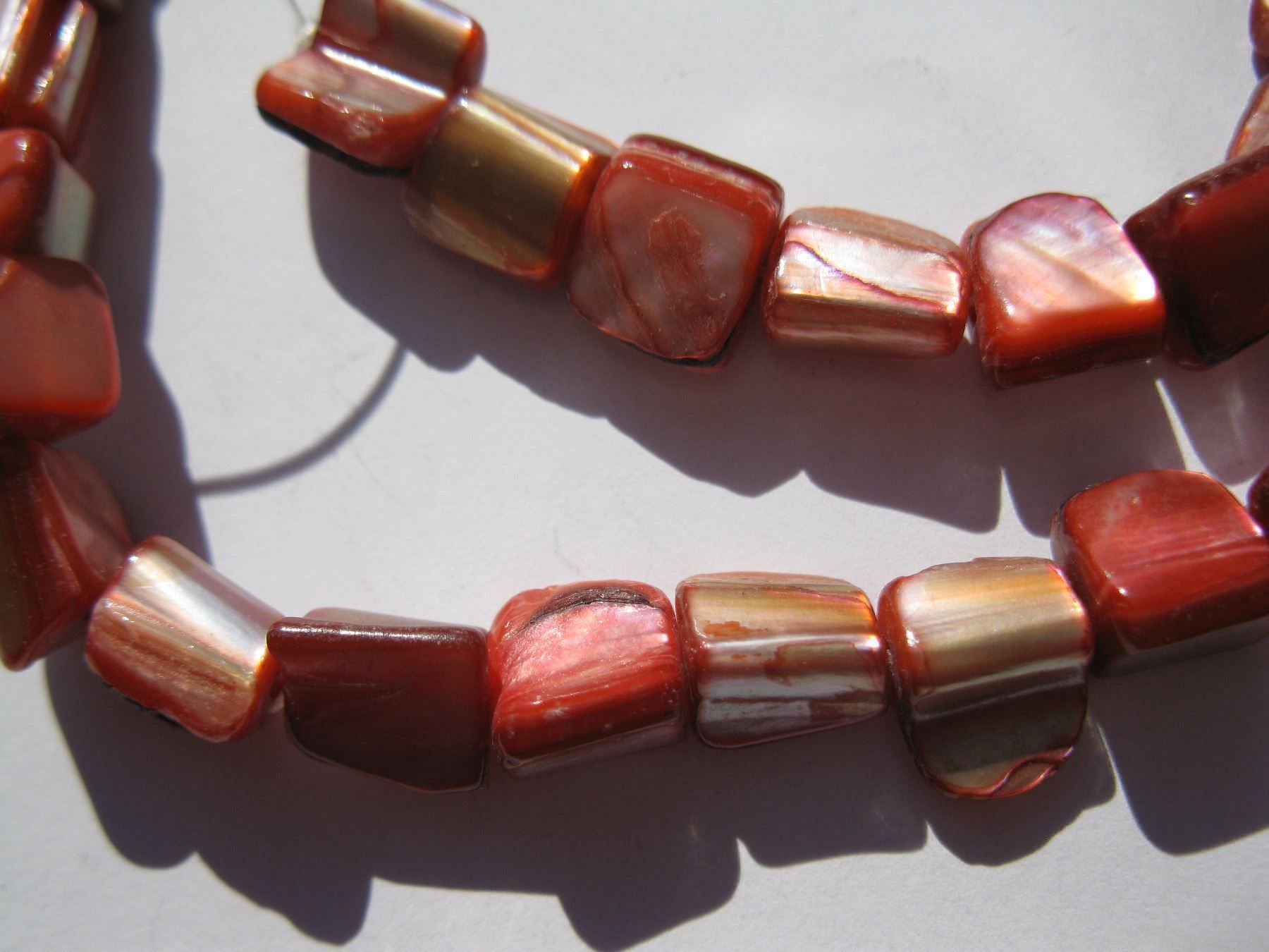 Perlen (unechte): 1 Strang Muschelperlen, rot, 8mm – Neu und originalverpackt aus St. Margarethen TG von LuanaKa 1