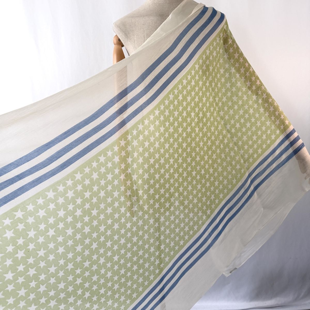 Hemisphere Foulard & Sciarpe: HEMISPHERE Wool Scarf – Nuovo (secondo la descrizione) da Emmen venduto da Colette-Juliette 1