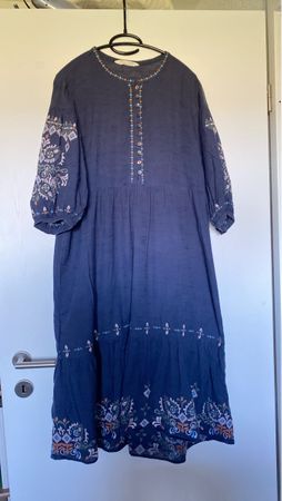 Dunkelblaues Sommerkleid mit Stickereien, Grösse M/38