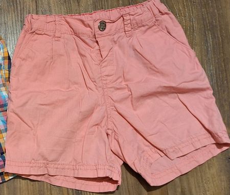 Sommerliche Mädchen Shorts in Koralle Grösse 122 Top Zustand