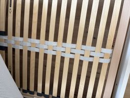 Lit double avec matelas Bodyguard et sommier, état bon