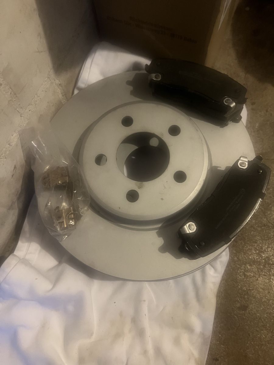 Tutti pezzi di ricambio auto: Bremsscheiben  / Beläge vorne Chrysler 300 c – Nuovo (secondo la descrizione) da Embrach venduto da igr_7wqc