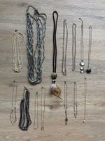 Lot Modeschmuck in verschiedenen Längen und Arten