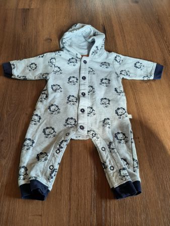 Baby Overall mit Kapuze grau mit Löwenmotiv