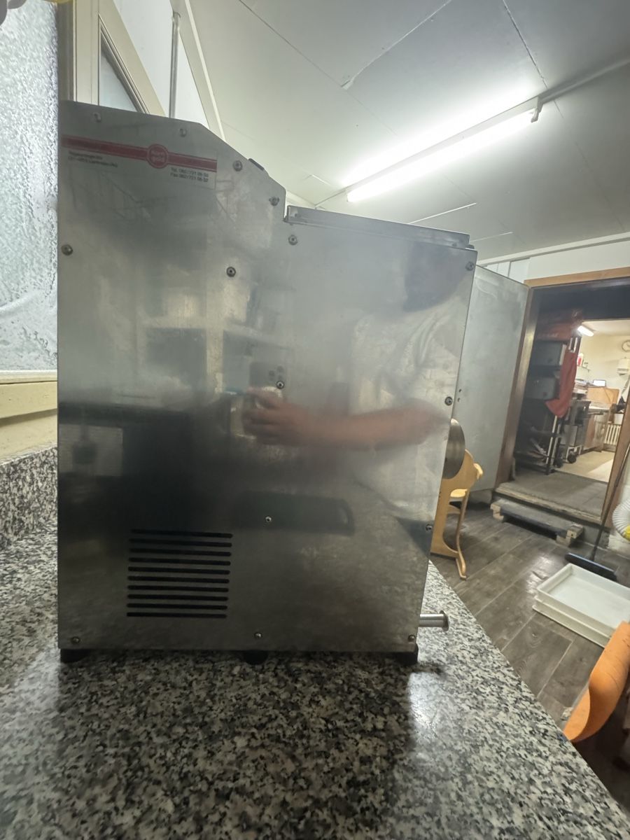 Elettrodomestici da cucina: Teigwaregeräte/ Nudelmaschine Korngold TR 75 – Usato da Schmerikon venduto da Pakio 5