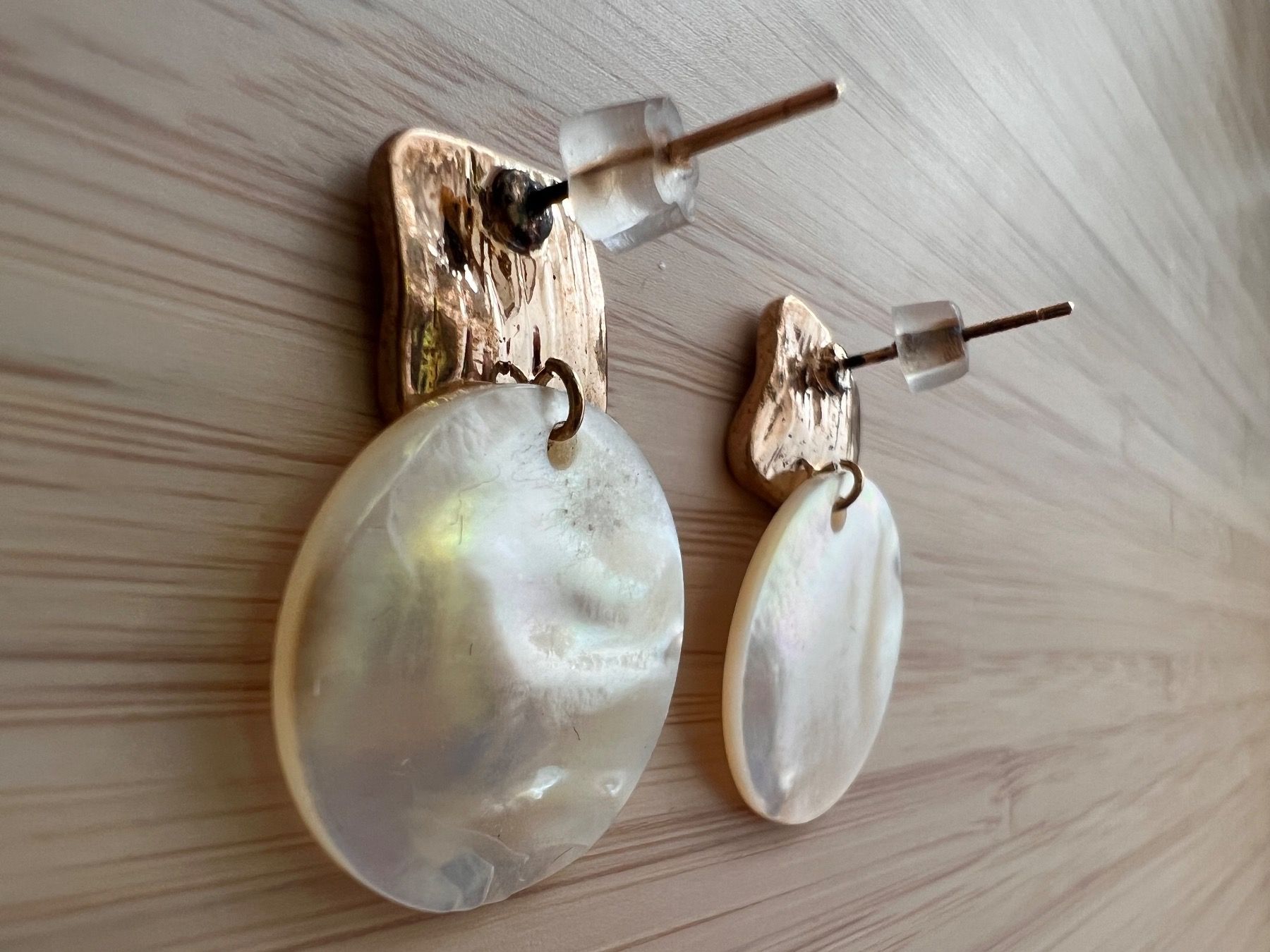 Orecchini pendenti & Orecchini a lobo: Shell stud earrings – Usato da Genève venduto da Ballpencase 4