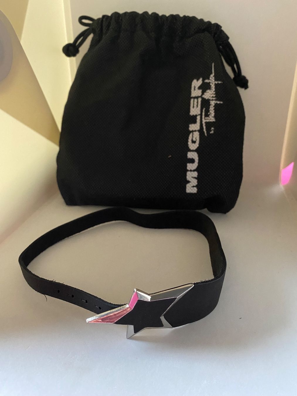 Colliers: Collier ras le cou noir Thierry Mugler – Neuf avec emballage d'origine à Bouveret par wes_7zll