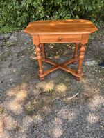 Antiker Holztisch mit Schublade (225)