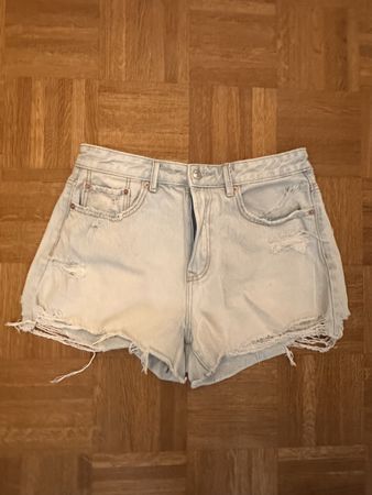 Stradivarius Jeans-Shorts im Used-Look, Grösse 42