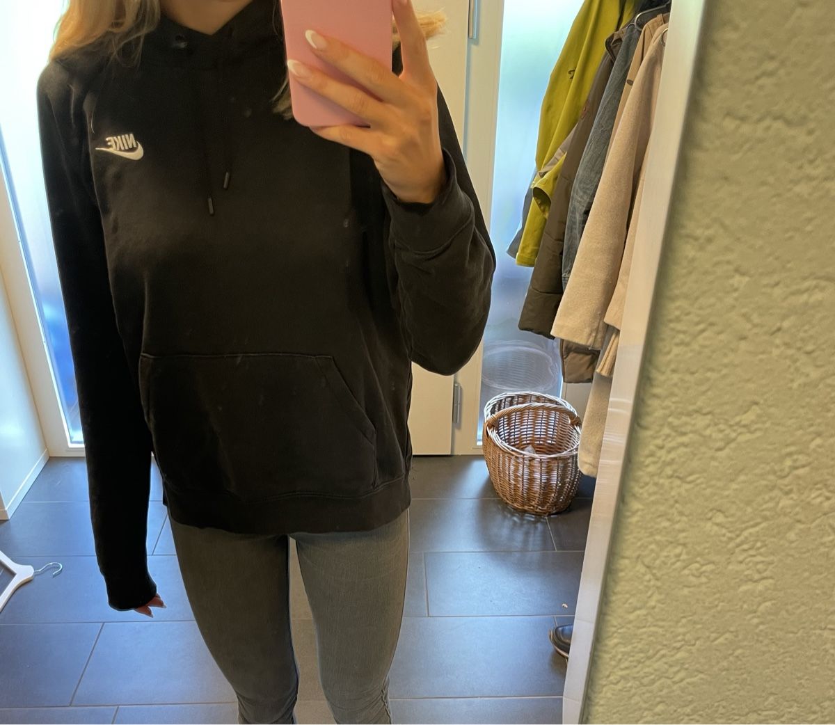 Nike Maglioni & Felpe: Schwarzer Nike Hoodie – Nuovo (secondo la descrizione) da Jona venduto da liv_kjr6