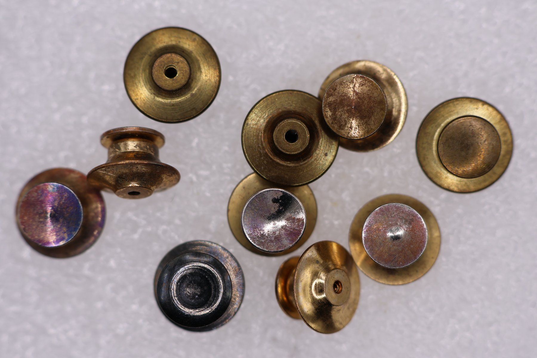 Plaketten & Abzeichen: 10  Sicherheits Clips für Pins  – Gebraucht aus Winterthur von Sammleroase