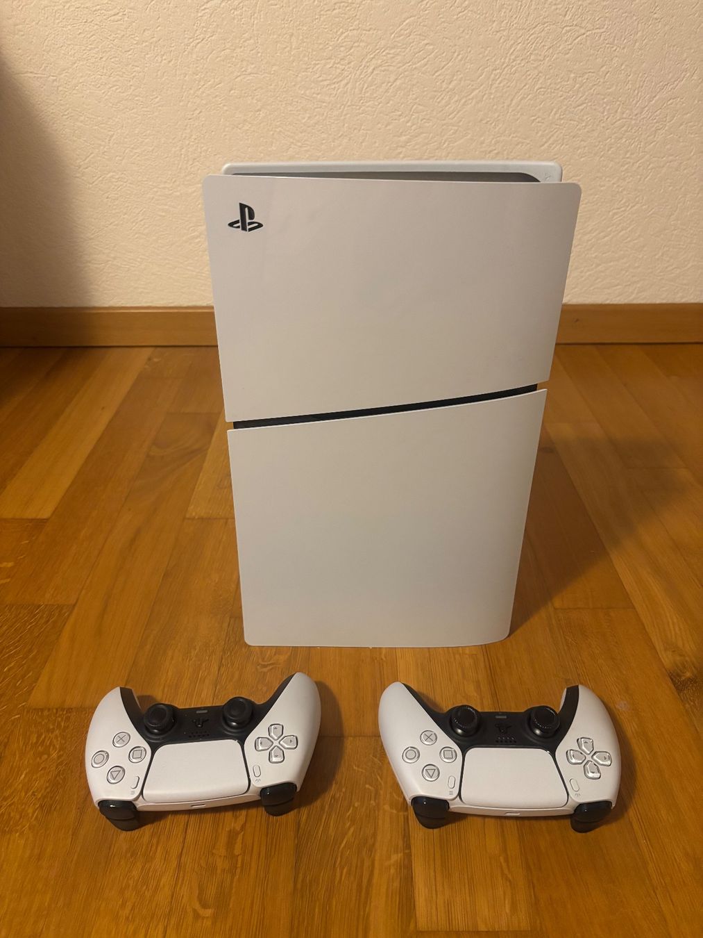 Sony Consoles: Playstation 5 Digital Edition mit 2 Controller – D'occasion à Eglisau par mar_s2cf 3
