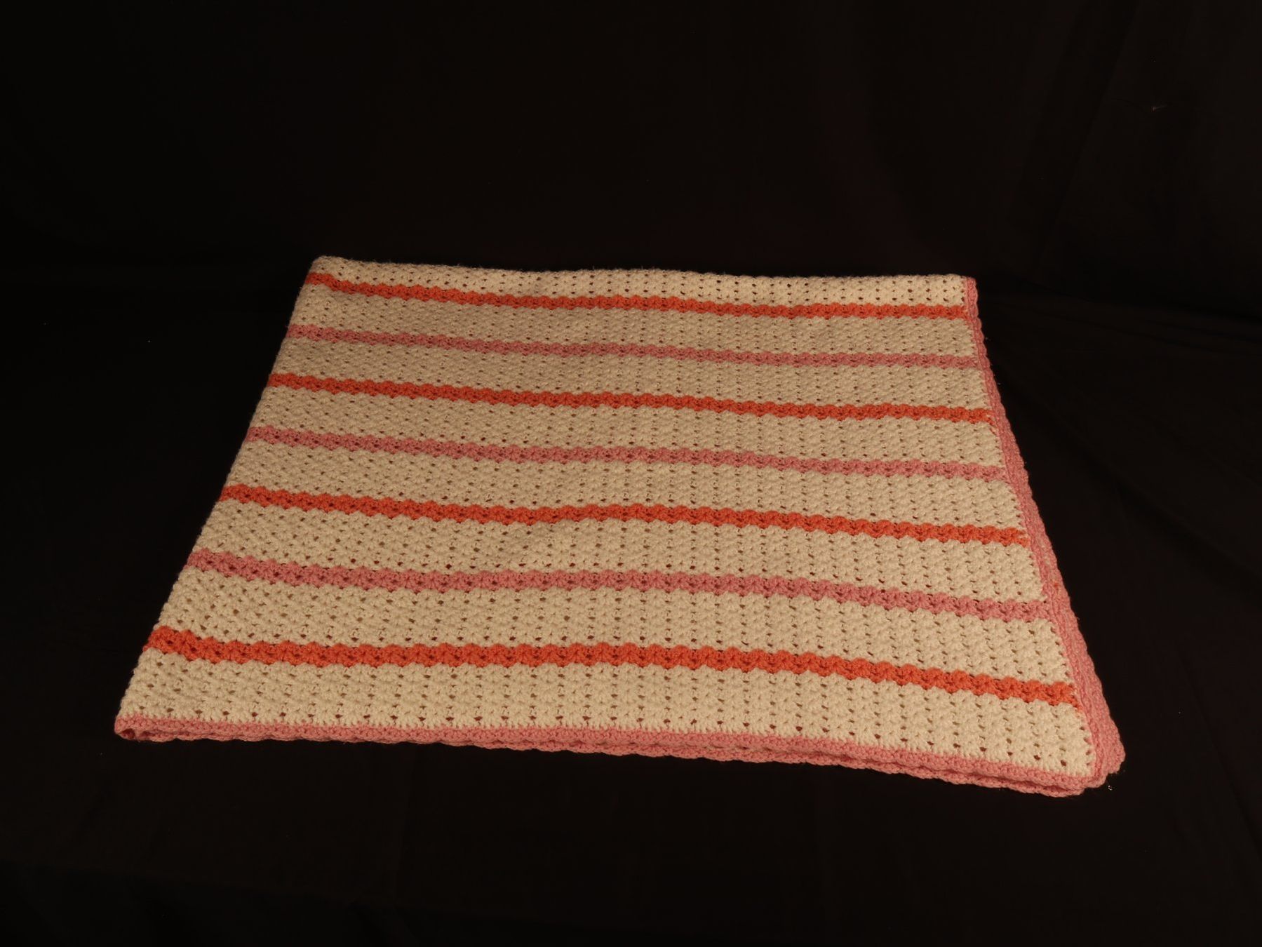 Coperte: HANDARBEIT Gehäkelte Decke weiss/rosa – Usato da Steinen venduto da Restwert_Steinen 1