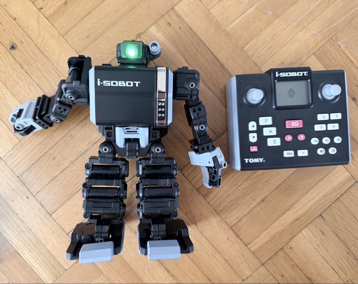 Tomy Giocattoli: Robot I-SOBOT Tomy avec télécommande et accessoires – Usato da Vessy venduto da Filippe1 1