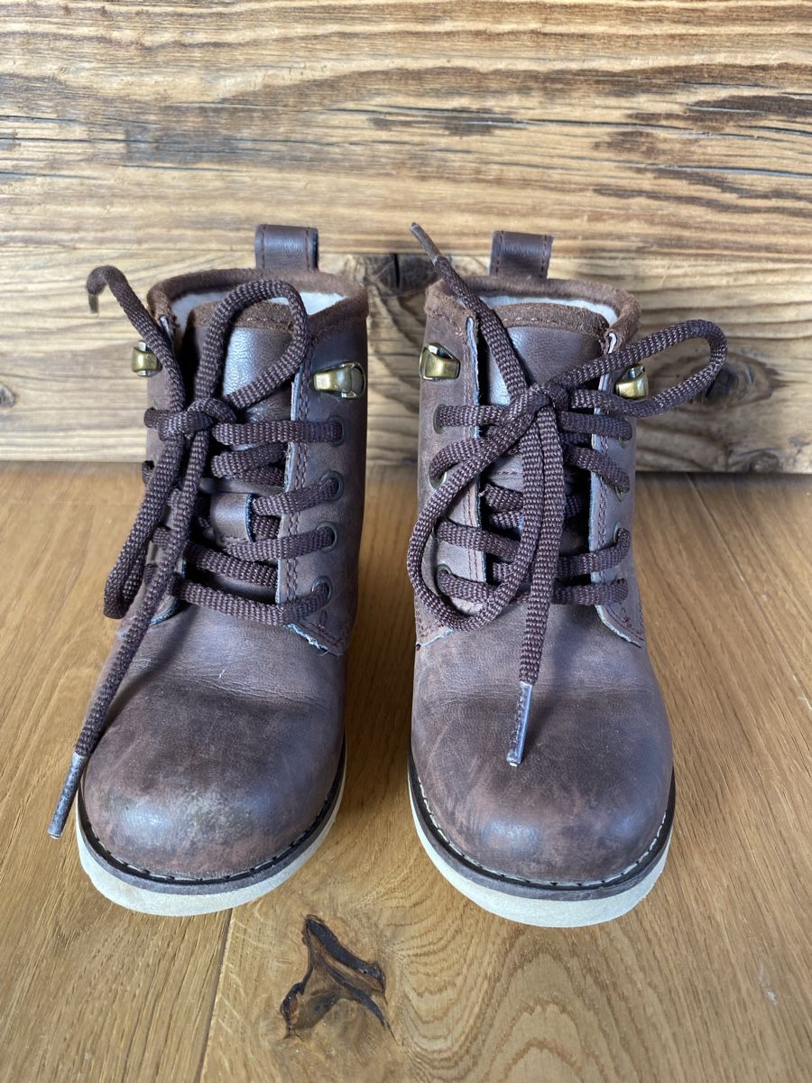 Ugg Chaussures garçon: Bottines enfant UGG T.27 – D'occasion à Riaz par lae_w8v5 3