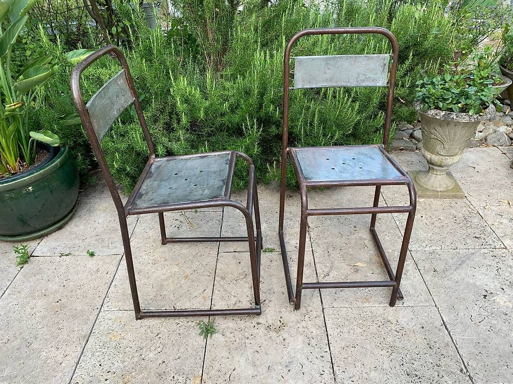 Chaises: 2 antike Stühle aus Metall – D'occasion à Wabern par La-Vitrine 1