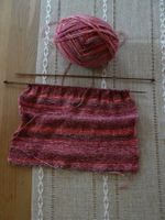 Ein Strang Wolle & angefangen Strickarbeit & Nadeln - 240205