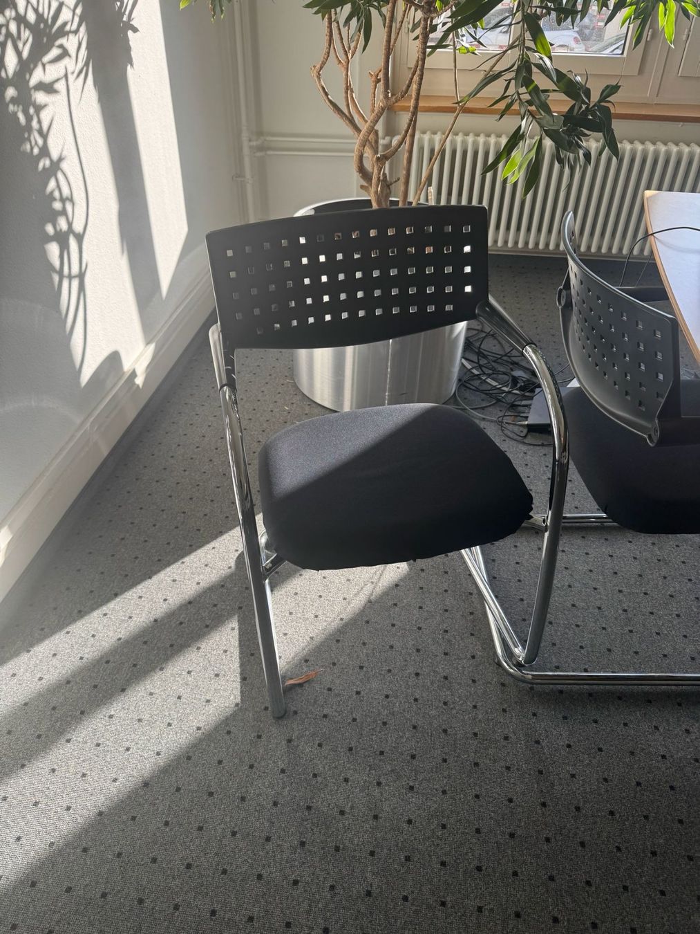 Set de table et chaises: Meeting Tisch mit 6 Klassischen Stühlen – D'occasion à Zürich par belapete 1