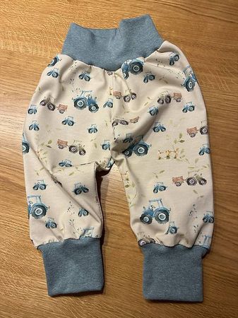 Baby Pumphose Traktor Motiv beige blau Grösse 74 80