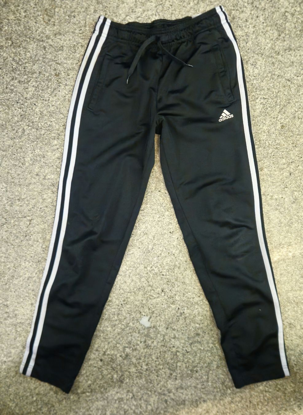 Adidas Lotti di vestiti: Adidas Kinder Sportanzug Gr.152 – Usato da Herzogenbuchsee venduto da lus_x7gj 1